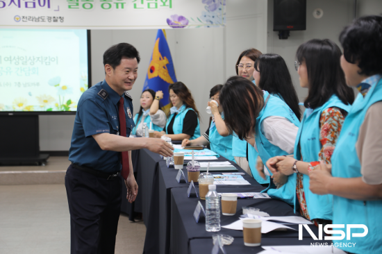 NSP통신-박정보 전남경찰청장과 회원들 인사 (사진 = 전남경찰청)