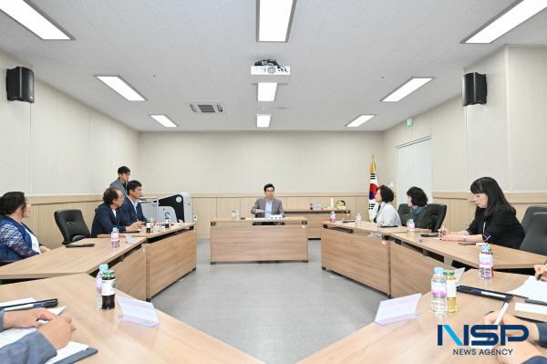 NSP통신-김광열 영덕군수는 지난 26일 로하스수산식품지원센터에서 한국외식업중앙회 영덕군지부 임원 10여 명을 만나 소통하는 자리를 마련했다. (사진 = 영덕군)