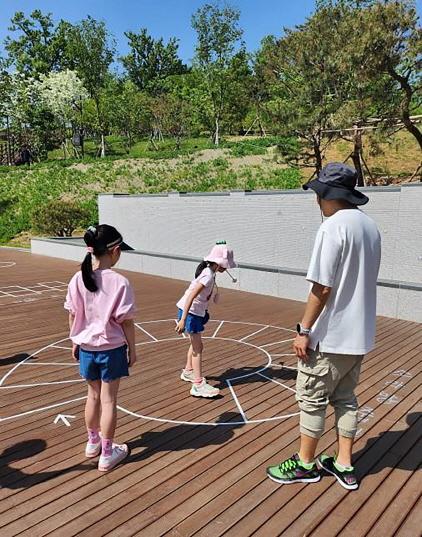 NSP통신-성남 태평공원에서 열린 올해 첫 팝업놀이터에서 어린이들이 빙글빙글 달팽이 놀이에 참여하고 있다. (사진 = 성남시)