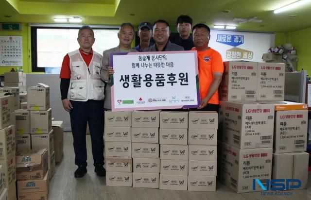 NSP통신-경기도장애인축구협회 임원들과 이웅종 둥글개봉사단장이 기부 물품 앞에서 기념촬영 하는 모습. (사진 = 김종식 기자)