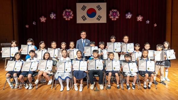 NSP통신-진교훈 서울 강서구청장(뒷줄 가운데 파란 넥타이)이 까치까치 페스티벌 어린이 솜씨자랑 시상식에서 수상한 어린이들과 기념촬영을 하고 있다. (사진 = 강서구)