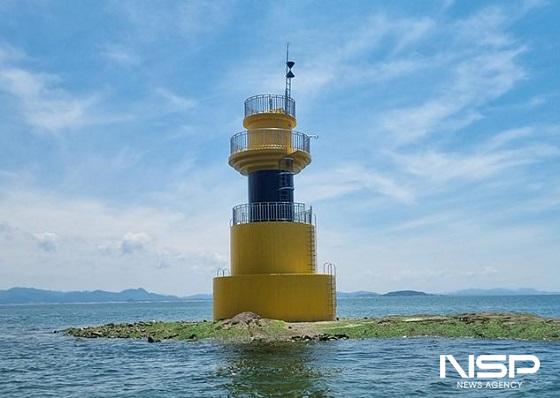 NSP통신-군산지방해양수산청이 부안군 변산반도 인근의 항해 및 조업 선박의 안전을 위해 모항 북서쪽 약 210m 지점 간출암에 해상교통 안전시설인 등표 설치를 완료했다. (사진 = 군산지방해양수산청)