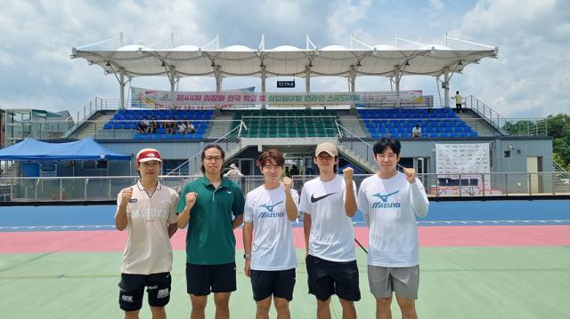 NSP통신-강릉시청 직장운동경기부가 전국대회에서 우승하고 기념사진 촬영을 하고 있는 모습. (사진 = 강릉시)