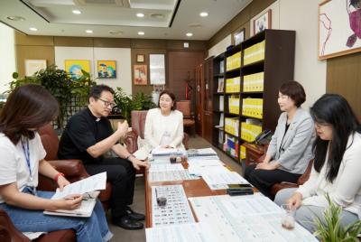 [NSP PHOTO]용인시의회 용인, 역사종교문화여행의 시작, 수원교구 신부와 만남 가져