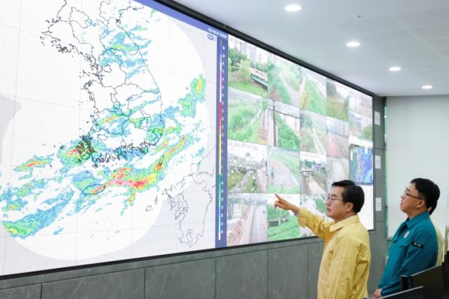 NSP통신-30일 오전 김동연 경기도지사가 자연재난 대비 경기도 재난안전상황실을 방문해 호우 대처 상황을 점검하고 있다. (사진 = 경기도)