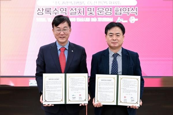 NSP통신-이민근 시장이 지난해 12월 20일 시청에서 차영일 지티엑스씨 대표와 GTX-C 상록수역 설치·운영 협약 기념촬영하는 모습. (사진 = 안산시)