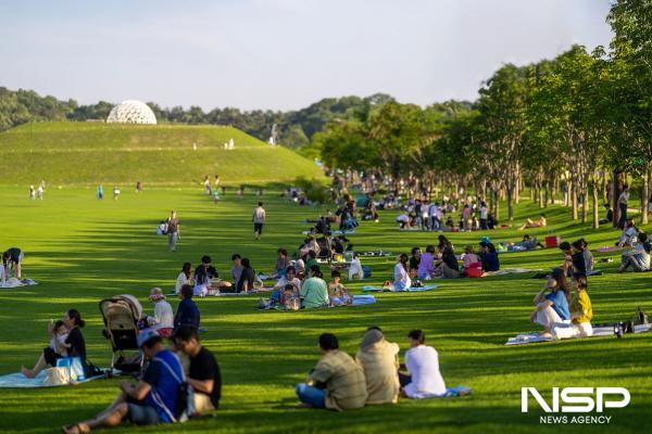 NSP통신-순천만국가정원 오천그린광장에서 피크닉을 즐기는 시민들 (사진 = 순천시)