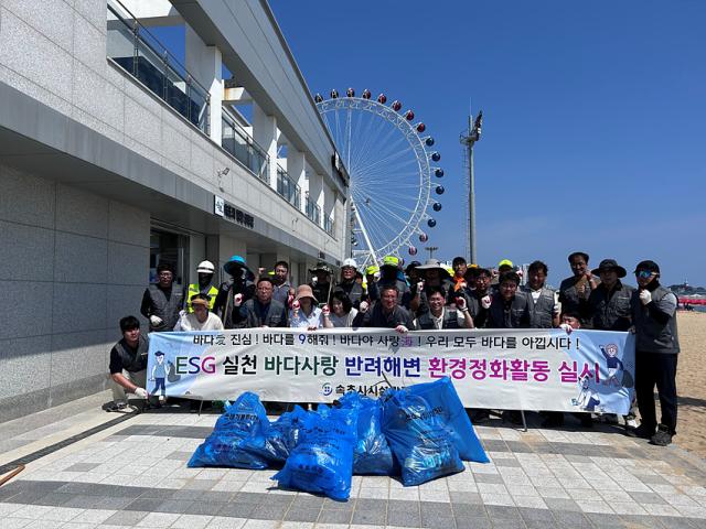 NSP통신-속초시설관리공단이 반려해변 환경정화 활동을 실시하고 기념사진 촬영을 하고 있는 모습. (사진 = 속초시)