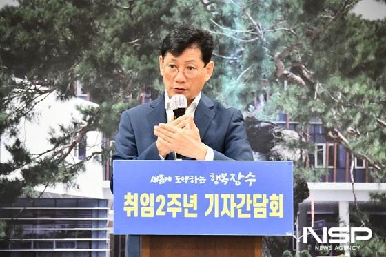 NSP통신-최훈식 장수군수가 1일 군청 회의실에서 취임 2주년 기자간담회를 통해 주요 성과를 설명하고, 후반기 역점 전략을 제시하고 있다. (사진 = 장수군)