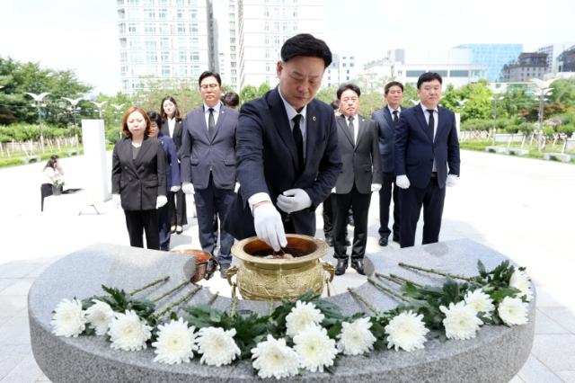 NSP통신-경기도의회 교섭단체 더불어민주당 후반기 대표단이 수원시 현충탑을 방문해 참배하고 있다. (사진 = 경기도의회 더불어민주당)