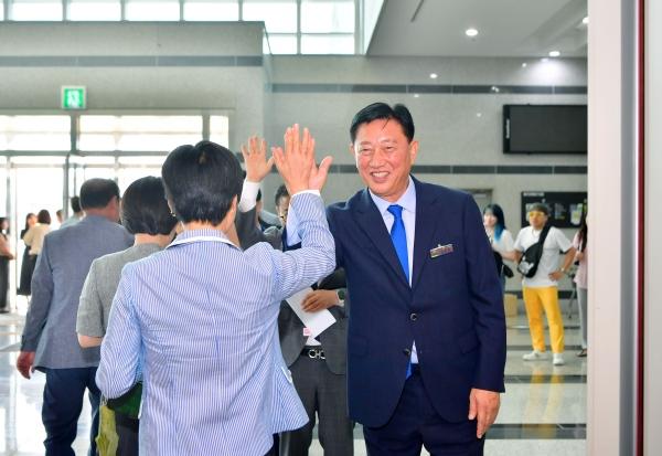 NSP통신-김한종 장성군수가 1일 정례조회 직후 직원들과 하이파이브를 하고 있다. (사진 = 장성군)