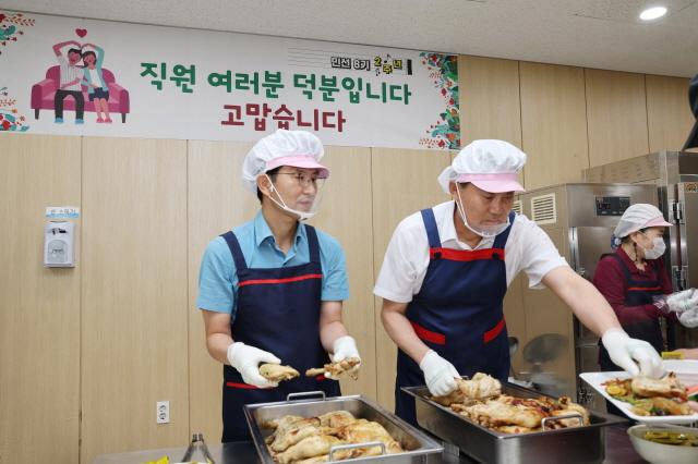 NSP통신-1일 군포시청 구내식당에서 배식 봉사를 하고 있는 하은호 군포시장(오른쪽)과 안동광 부시장. (사진 = 군포시)