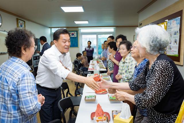 NSP통신-1일 이재준 수원시장이 노송경로당을 방문해 노인들과 인사를 나누는 모습. (사진 = 수원시)