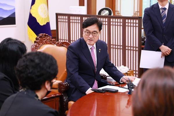 [NSP PHOTO]우원식 국회의장, 전주페이퍼 사망사고 청년노동자 유족 위로