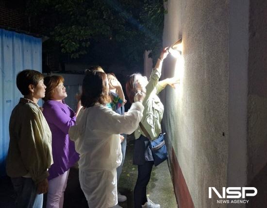 NSP통신-태양광 벽부등 점검 (사진 = 광양시청)