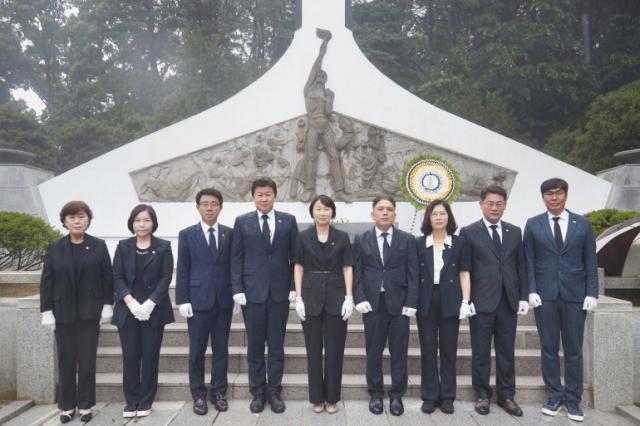 NSP통신-용인특례시의회 유진선 의장(가운데)과 의원들이 2일 현충탑 참배와 함께 본격적인 활동을 시작하며 기념촬영을 하고 있다. (사진 = 용인특례시의회)