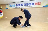 [NSP PHOTO]김성 장흥군수,  열심히 뛰어달라···신규 취임 읍·면장에 운동화 선물