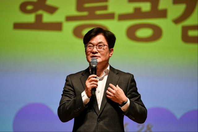 NSP통신-김병수 김포시장이 소통공감에서 직원들에게 당부의 말을 전하고 있는 모습. (사진 = 김포시)