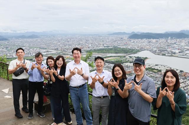 NSP통신-원강수 시장을 단장으로 한 시 대표단의 다카마스 야시마 전망대 기념촬영 모습. (사진 = 원주시)