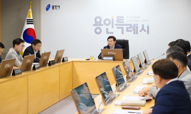 NSP통신-1일 열린 간부공무원회의에서 이상일 용인특례시장이 시민체감 생활밀착형 사업의 중요성을 강조하고 적극행정을 주문했다. (사진 = 용인특례시)