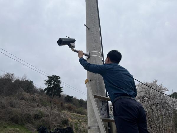 NSP통신-안동경찰서는 우범지대 속 무인점포를 위해 송현동 버블맨24 셀프빨래방 인근에 이동형 CCTV를 설치했다. (사진 = 안동경찰서)