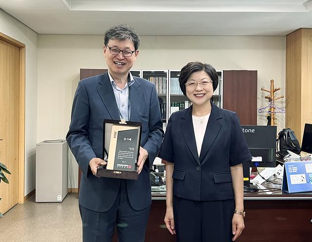 NSP통신-박춘근 윌스기념병원 이사장(왼쪽)이 감사패를 받고 기념촬영을 하는 모습. (사진 = 윌스기념병원 수원)