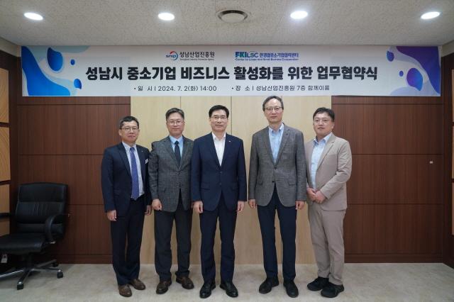 NSP통신-2일 성남산업진흥원과 한국경제인협회 중소기업협력센터 간 성남시 중소기업 비즈니스 활성화 및 경영애로 해소를 위한 업무협약 체결식에서 관계자들이 협약 기념촬영을 하고 있다. (사진 = 성남산업진흥원)