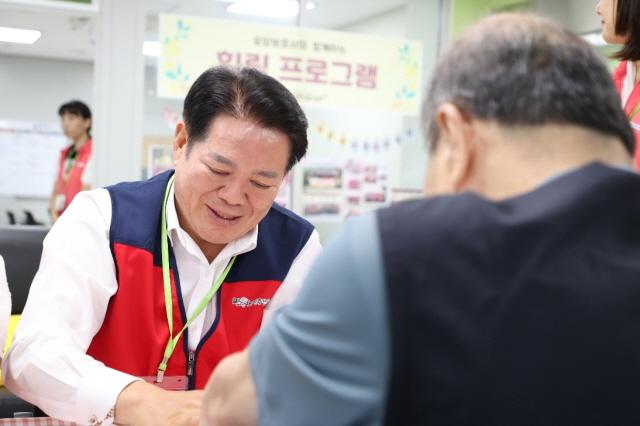 NSP통신-최대호 시장이 1일 만안노인주간보호센터 안마 프로그램에 참여해 한 어르신의 손과 팔을 안마하고 있다. (사진 = 안양시)