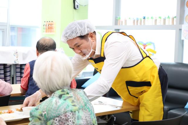 NSP통신-만안노인주간보호센터에서 최대호 시장이 어르신들에게 음식을 배식하고 있다. (사진 = 안양시)