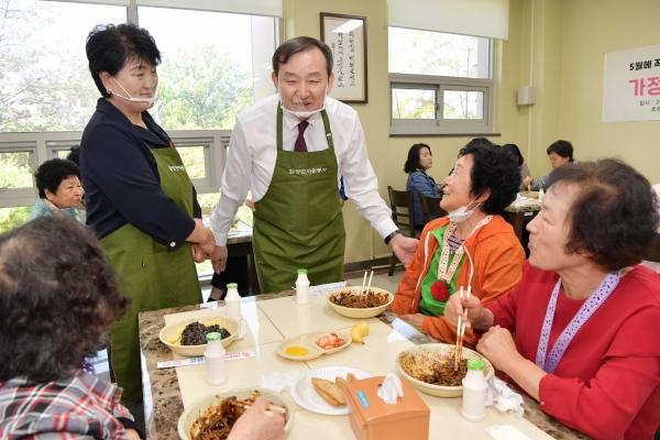 NSP통신-이병노 담양군수가 마을을 돌며 어르신들의 안부를 살피고 있다. (사진 = 담양군)