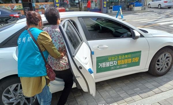 NSP통신-담양군 어르신 병원동행 서비스. (사진 = 담양군)