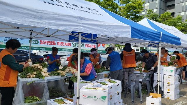 NSP통신-필라멘트 복지법인 봉사자들이 농장에서 직접 재배한 농산물로 김치를 담그고 있다. (사진 = 안산시)