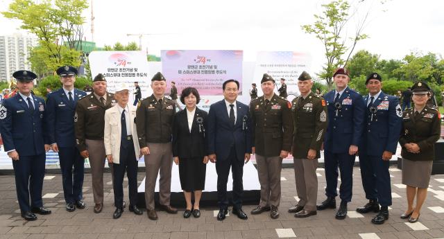 NSP통신-3일 이권재 오산시장(왼쪽 일곱번째)과 강정애 국가보훈부 장관(왼쪽 여섯번째), 션 크로켓 미8군 작전부사단장을 비롯한 미측 관계자들이 사진촬영을 하고 있다. (사진 = 오산시)