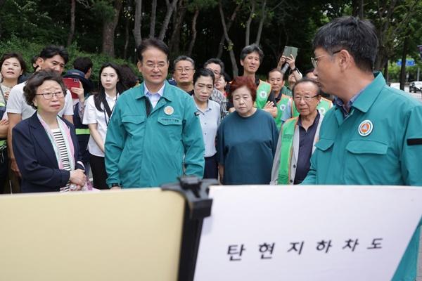 NSP통신-탄현동 침수예방사업 현장을 방문한 이동환 고양특례시장 (사진 = 고양시)