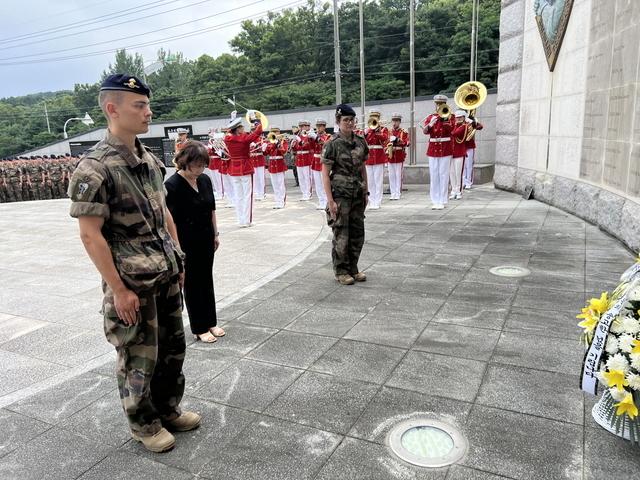 NSP통신-3일 프랑스 생시르육군사관학교 생도들이 프랑스군 참전 기념비를 참배하는 모습. (사진 = 수원시)