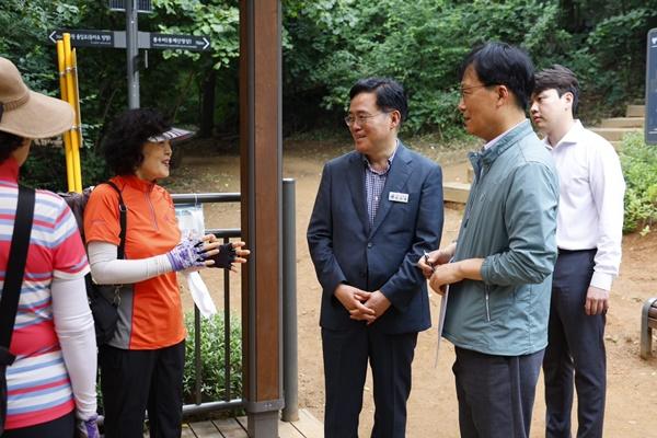 NSP통신-진교훈 서울 강서구청장의 주민 편의시설 현장 점검 모습 (사진 = 강서구)