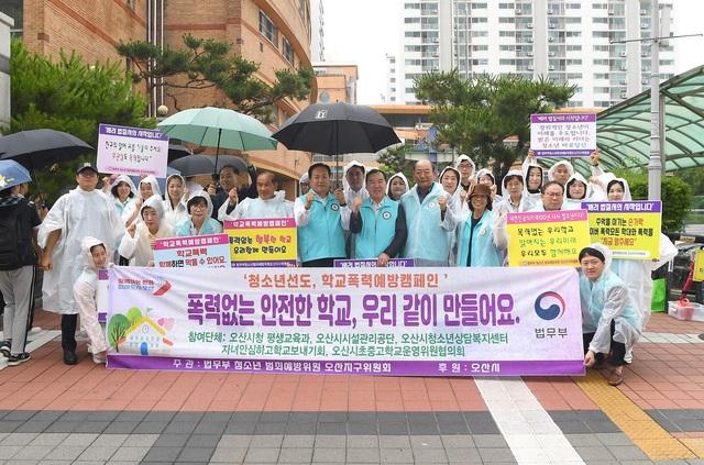 NSP통신-3일 이권재 오산시장(가운데)과 청소년 선도 캠페인 참석자들이 기념촬영을 하는 모습. (사진 = 오산시)