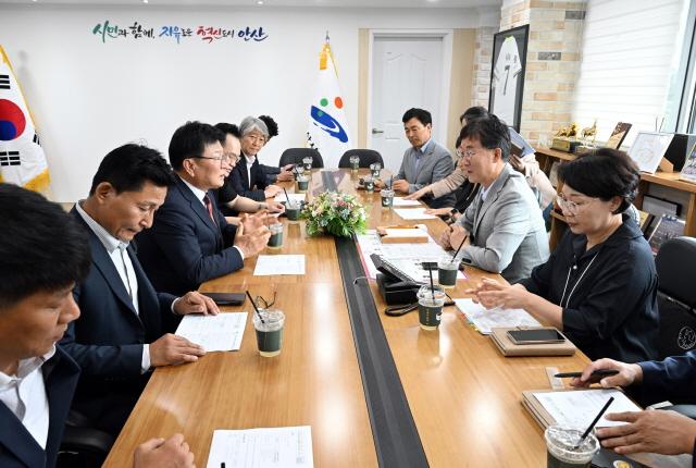 NSP통신-4일 이민근 안산시장이 국제로타리 3750지구 안산오엘지로타리클럽과 이주 배경 청소년 교육지원 사업 관련 간담회를 하고 있다. (사진 = 안산시)