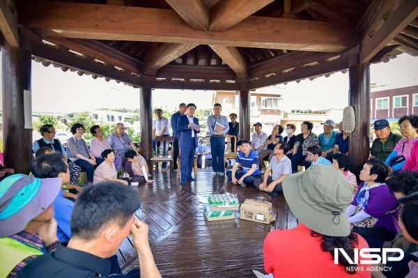 NSP통신-정기명 여수시장이 덕양2구 마을 주민들에게 마을 숙원사업 추진 계획을 설명하고 있다. (사진 = 여수시)