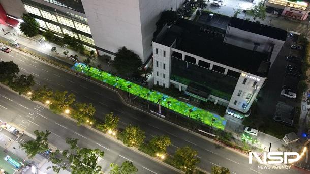 NSP통신-익산시가 영등동 롯데마트와 NH농협 익산시지부 인도변 60m구간에 미디어아트를 활용한 바닥 경관 조명을 운영한다. (사진 = 익산시)