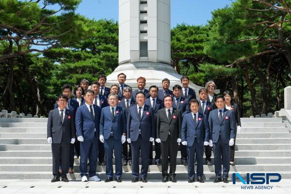 NSP통신-경주시의회는 5일 의회 본회의장에서 제283회 경주시의회 임시회의 마지막 일정으로 제2차 본회의를 열어 4개 특별위원회를 구성했으며, 제9대 경주시의회 후반기 시작에 맞춰 충혼탑을 참배했다. (사진 = 경주시의회)