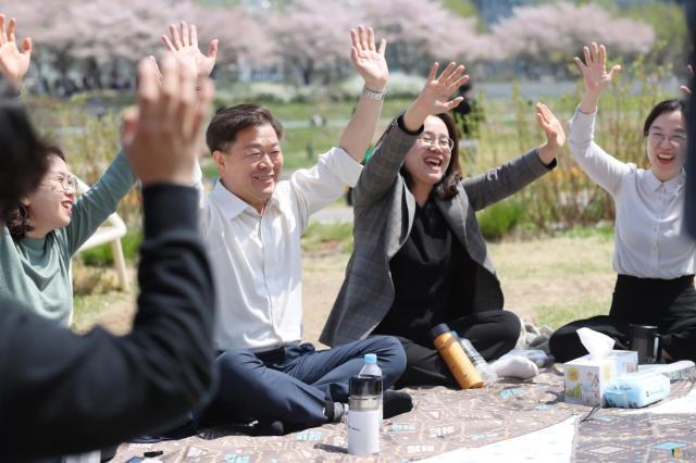 NSP통신-4월 9일 오전 박승원 시장이 안양천 쉼터에서 시청 직원들과 런치타임을 가지며 대화를 나누고 있는 모습. (사진 = 광명시)