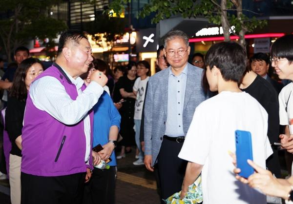 NSP통신-김경일 파주시장이 시민들과 함께 성매매 예방 및 근절 캠페인을 전개하고 있다. (사진 = 파주시)