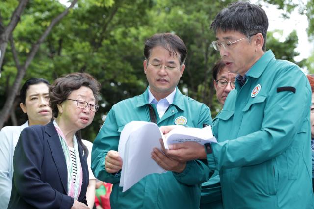 NSP통신-탄현동 우수저류시설 예정지를 살펴보는 이동환 고양특례시장 (사진 = 고양시)