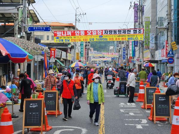 NSP통신-전통시장별 특성화 사업으로 원도심 상권과 지역경제 활성화를 도모한다. 중앙신시장에는왔니껴 안동 오일장을, 구시장에는 주말 풍물장터를 운영, 전통시장별 특성화 요소를 더해 지역 내 상권의 지속적인 성장기반을 확보한다. (사진 = 안동시)