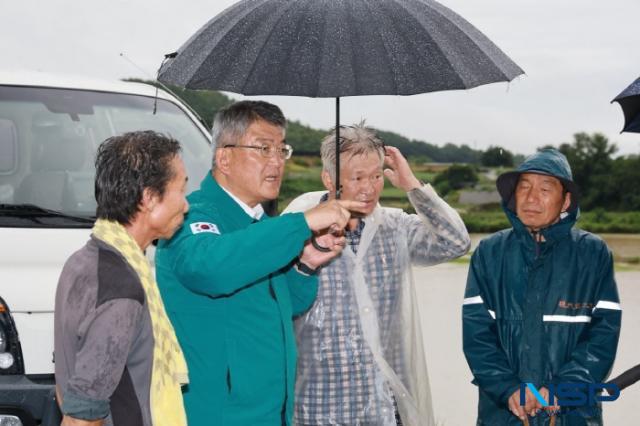 NSP통신-김학동 예천군수가 8일 오전 10시 호우가 지속되는 가운데 현장점검에 나서 지역 주민들에게 피해 최소화를 위한 준비를 당부하고 있다. (사진 = 예천군)