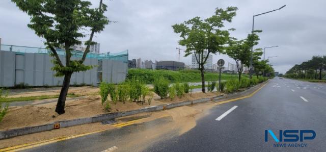 [NSP PHOTO]토사가 인도와 배수구 덮친 예천군 도청신도시