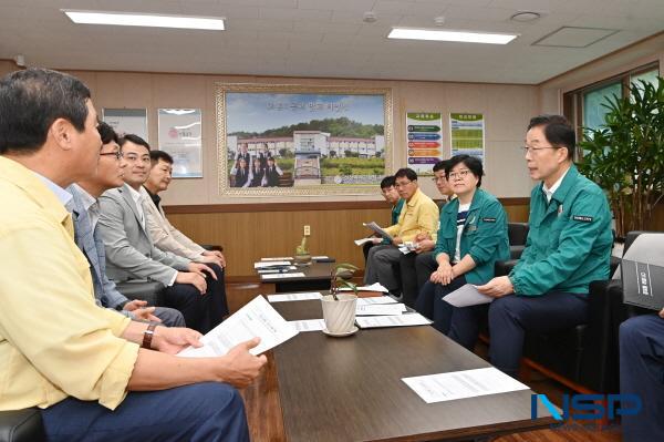 NSP통신-임종식 경상북도교육감은 9일 오전 본청 교육안전과장과 안동교육장, 시설거점지원센터장 등 관계자 10여 명과 함께 집중호우로 피해가 발생한 안동시에 있는 성창여자고등학교를 현장 방문했다. (사진 = 경상북도교육청)