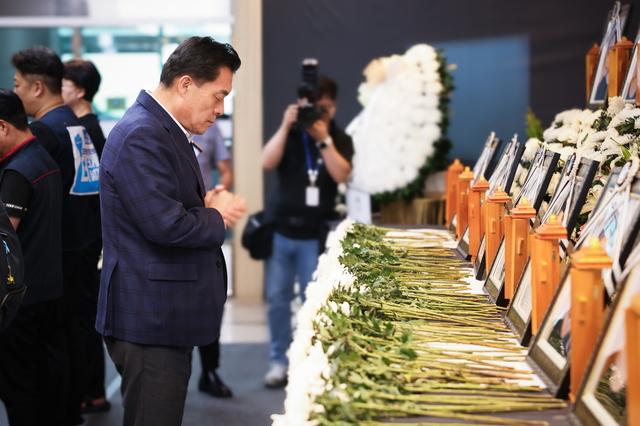 NSP통신-9일 이재준 수원시장이 화성시 공장 화재사고 희생자 추모분향소에서 묵념을 하고 있다. (사진 = 수원시)