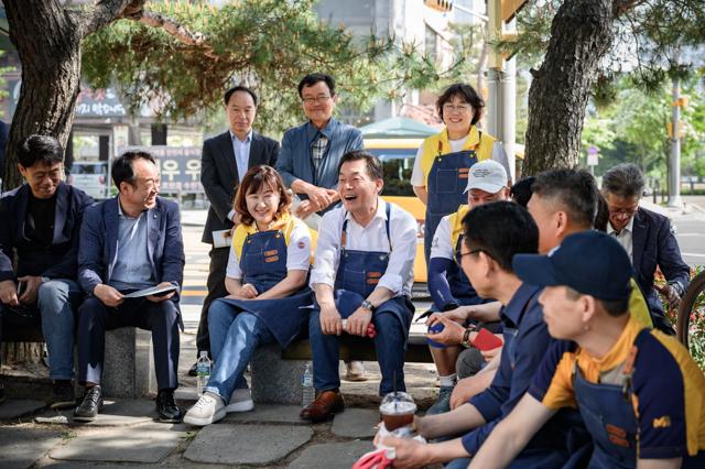 NSP통신-이재준 수원시장(왼쪽 네번째)이 수원시민들과 함께 정원을 가꾼 뒤 이야기를 나누고 있다. (사진 = 수원시)